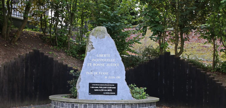 Stèle commémorative de la Paix de Fexhe, situé à l'église Saint-Martin de Fexhe